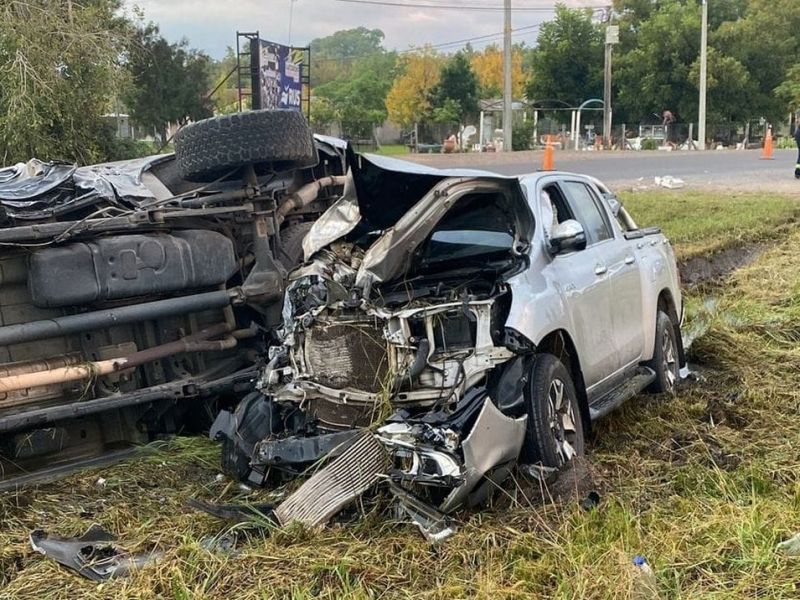Fuerte choque entre camionetas en Villaguay, con vuelco, pero sin lesionados