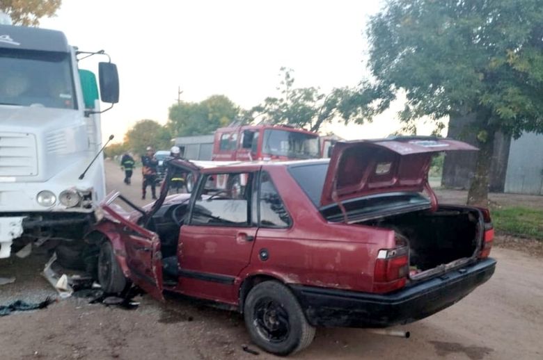 Una mujer quedó atrapada al chocar su auto contra un camión estacionado