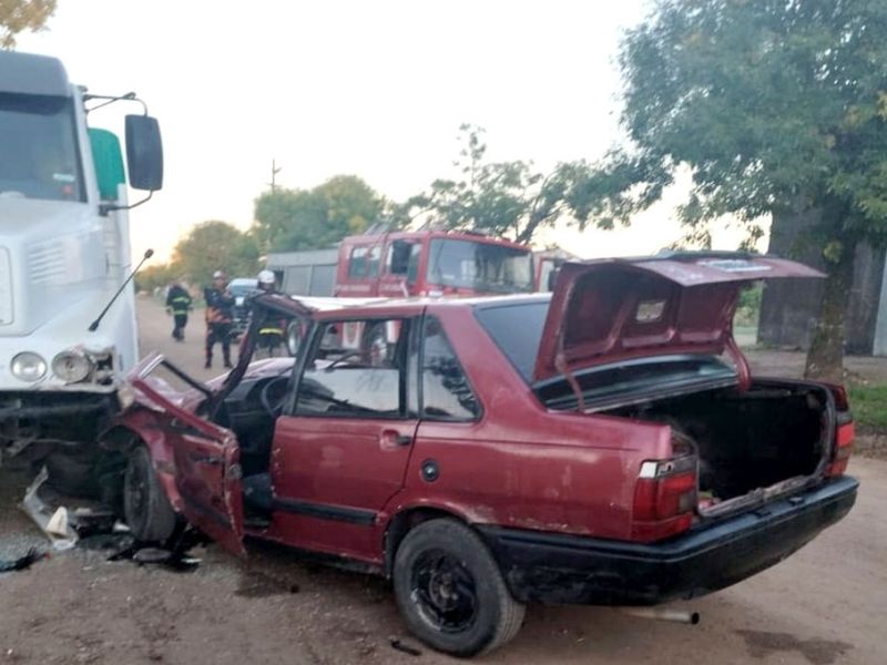 Una mujer quedó atrapada al chocar su auto contra un camión estacionado