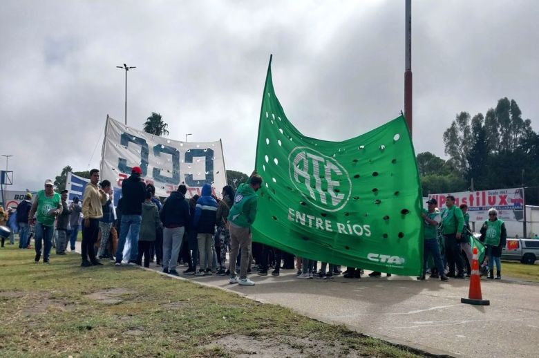 Organizaciones sindicales, sociales y docentes se concentraron en el Túnel