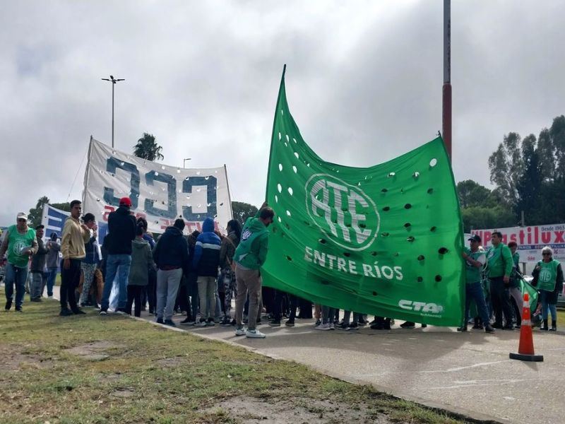 Organizaciones sindicales, sociales y docentes se concentraron en el Túnel