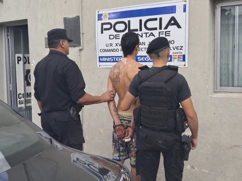 Quiso escapar después de un robo y amenazó a la policía con una garrafa