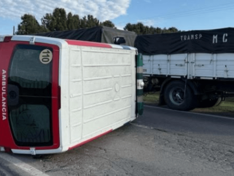 Dos camiones chocaron de frente y una ambulancia volcó en la Ruta 91