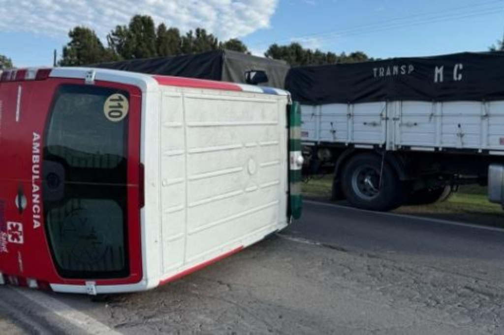Dos camiones chocaron de frente y una ambulancia volcó en la Ruta 91 ...