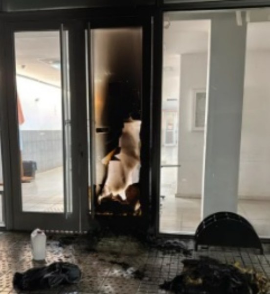 Otra vez prendieron fuego en el frente del Hospital Granaderos a Caballo de San Lorenzo