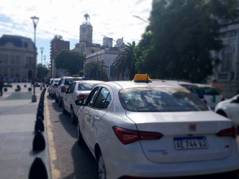Taxis y remises exigen medidas para controlar a las aplicaciones en Paraná