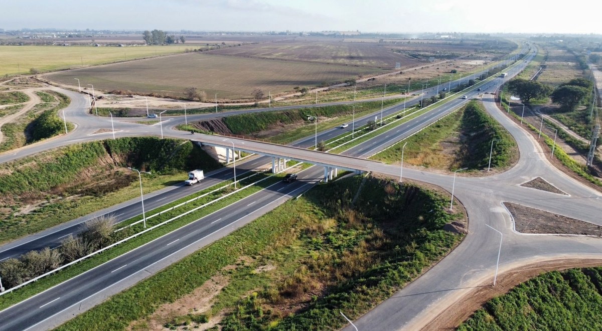 Un peatón murió atropellado por un camión en la autopista a la altura de Fray Luis Beltrán
