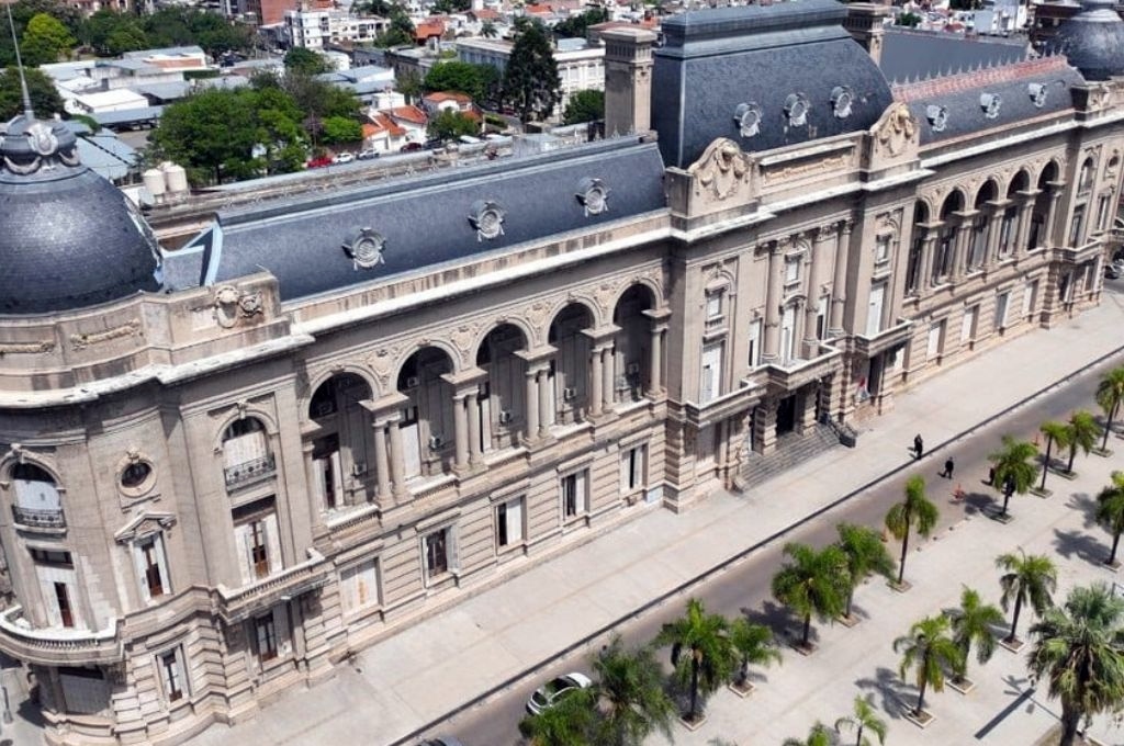 El gobierno de Santa Fe anunció que todos los agentes estatales activos ...