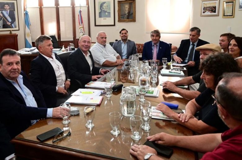 Paritaria estatal en Santa Fe: el gobierno ofreció un 8% de aumento y un piso de .000