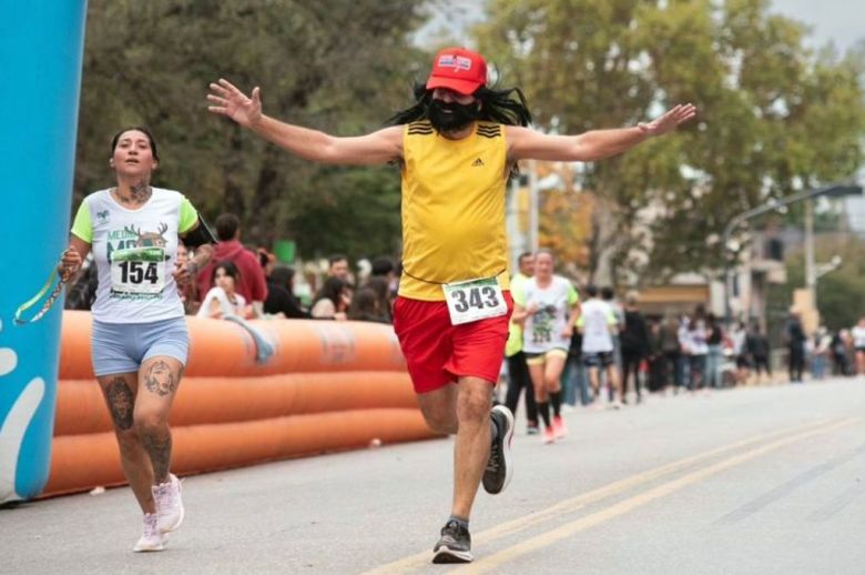 Viral: el “Forrest Gump” santafesino corrió los 10K en Venado Tuerto y sorprendió a todos