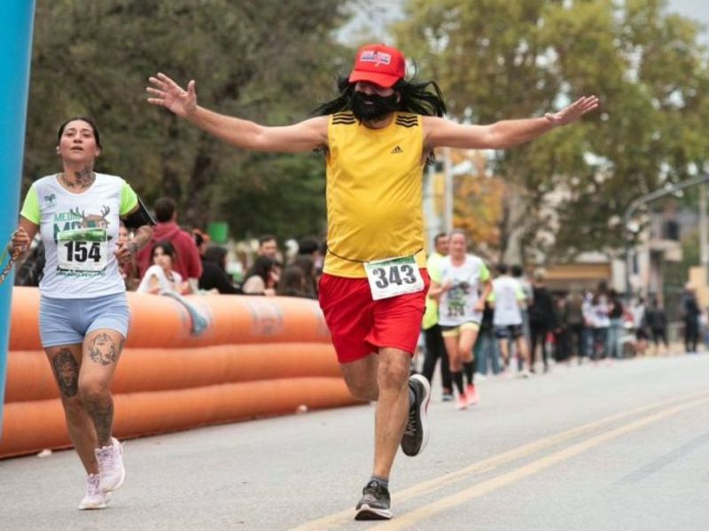Viral: el “Forrest Gump” santafesino corrió los 10K en Venado Tuerto y sorprendió a todos