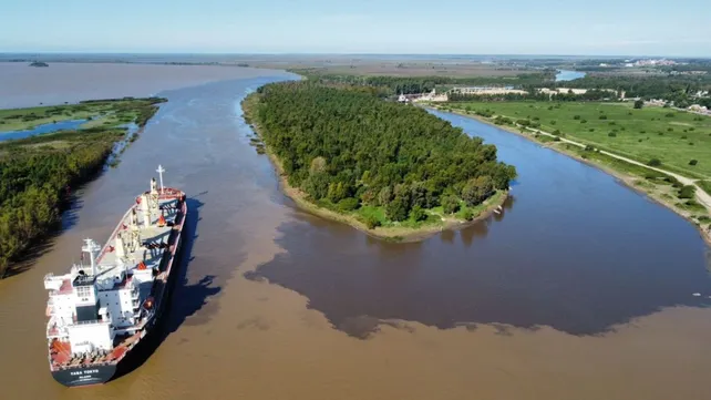 Alarma ambiental: una extensa mancha marrón tiñe el Paraná a la altura de San Pedro