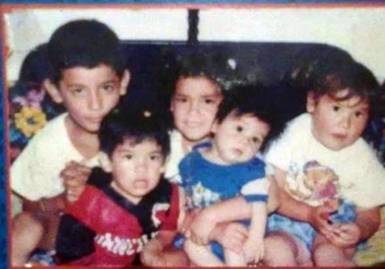 Una camiseta de fútbol y una foto familiar, claves para reconstruir la historia de hermanos separados en su infancia