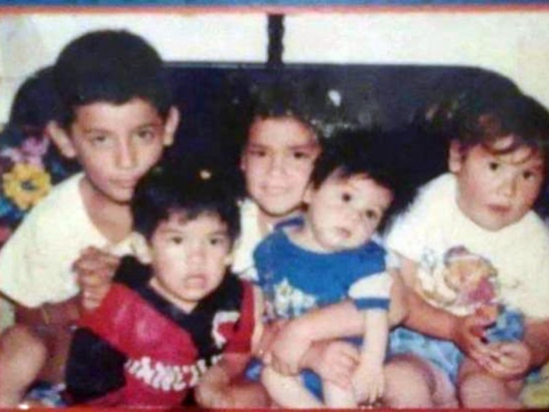 Una camiseta de fútbol y una foto familiar, claves para reconstruir la historia de hermanos separados en su infancia