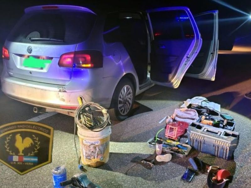 Robó y “ayudó”: escapó con un auto ajeno y subió a un estudiante que hacía dedo