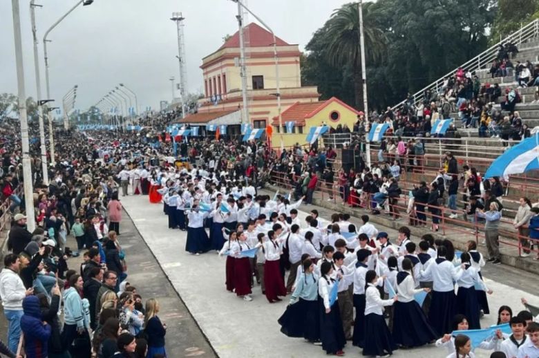 Gualeguaychú celebró el 25 de Mayo con 2.000 bailarines en escena y el pericón más grande del país