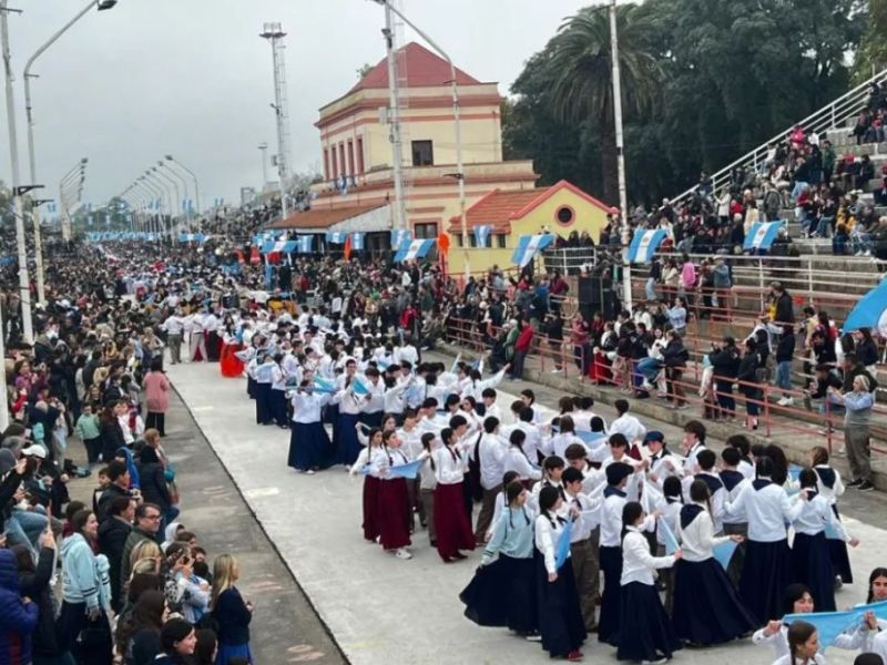 Gualeguaychú celebró el 25 de Mayo con 2.000 bailarines en escena y el pericón más grande del país