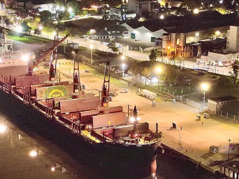 Con una iluminación renovada, el Puerto de Concepción del Uruguay recibió un buque con destino a la India