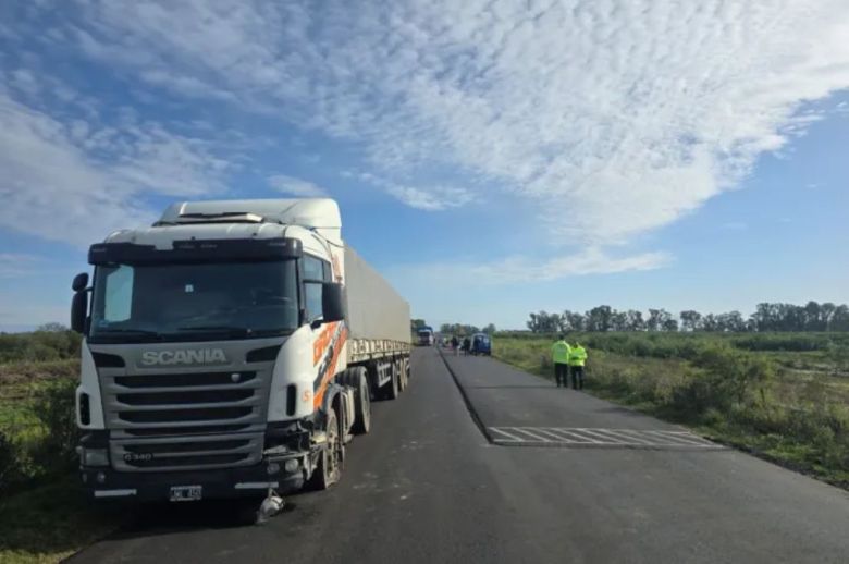 Accidente fatal en ruta 20: un motociclista murió tras chocar contra un camión