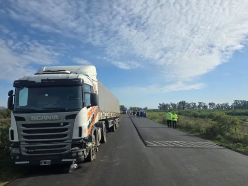 Accidente fatal en ruta 20: un motociclista murió tras chocar contra un camión