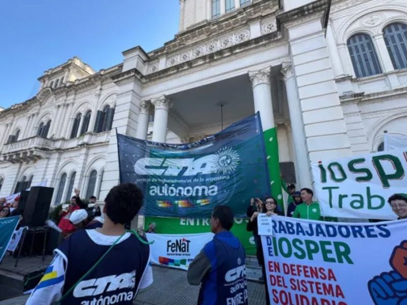 Advierten que descontarán el día a los docentes que adhieran al paro por el IOSPER