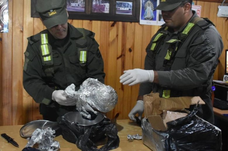 Durante un control vial sobre ruta 14, secuestraron dos kilos de cocaína ocultos en una olla