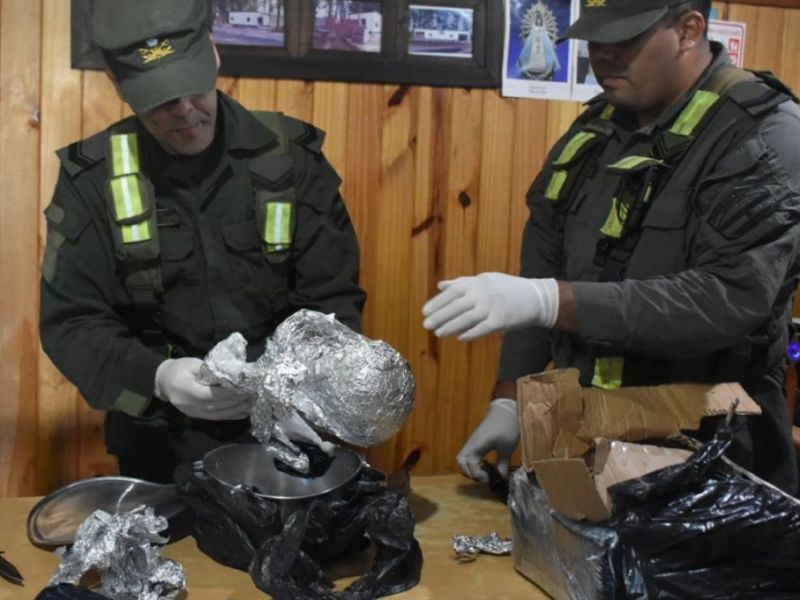 Durante un control vial sobre ruta 14, secuestraron dos kilos de cocaína ocultos en una olla