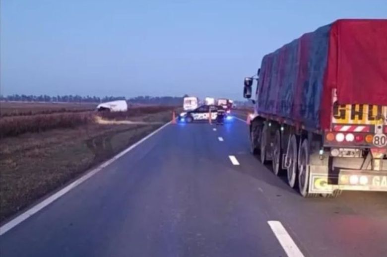 Accidente fatal en ruta 90, entre Alcorta y Carreras: un muerto tras chocar un camión contra una trafic