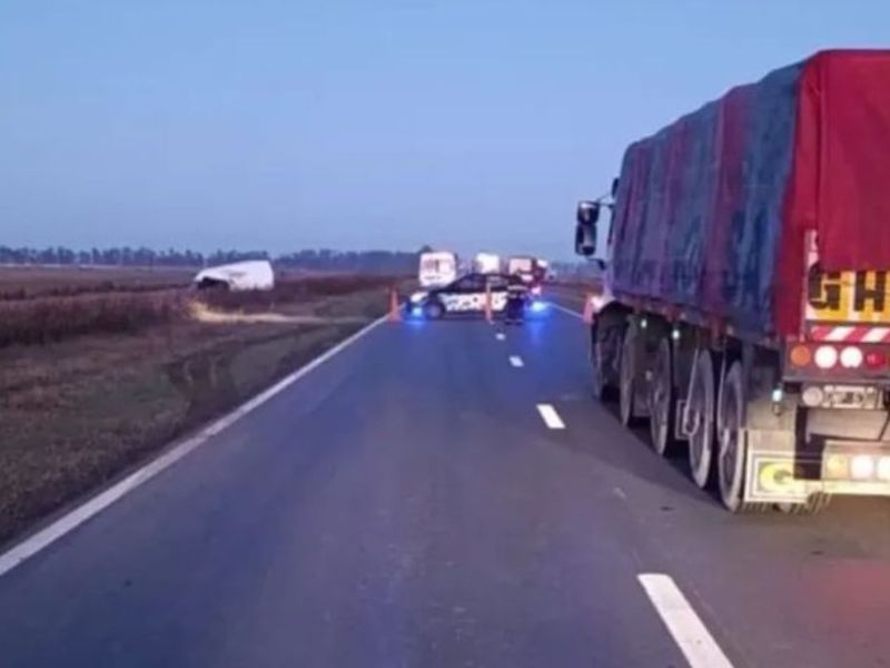 Accidente fatal en ruta 90, entre Alcorta y Carreras: un muerto tras chocar un camión contra una trafic