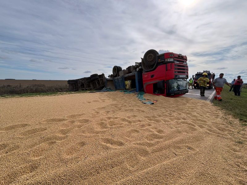 Impactante vuelco de un camión cargado con soja tras dar varios tumbos en la ruta 13