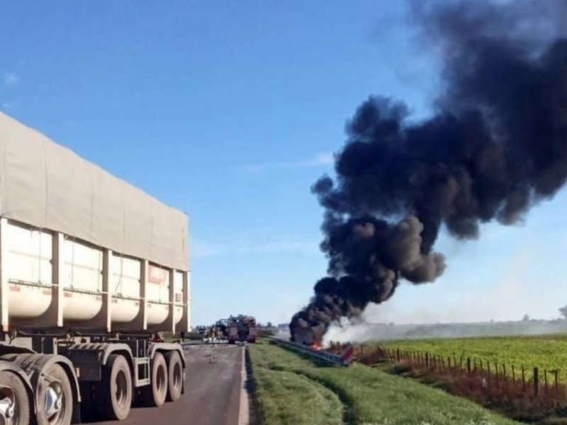 Choque e incendio: impactante accidente en la Ruta Nacional 33 entre una ambulancia y cinco camiones