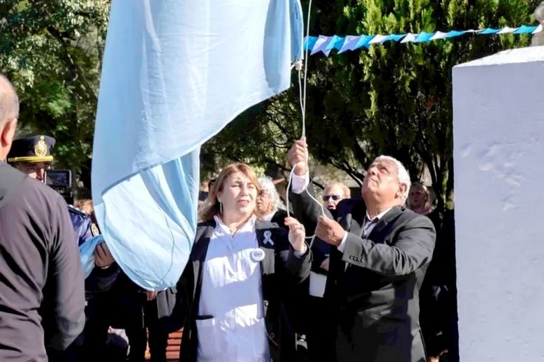 Acto por el aniversario de la Revolución de Mayo en Villa Domínguez