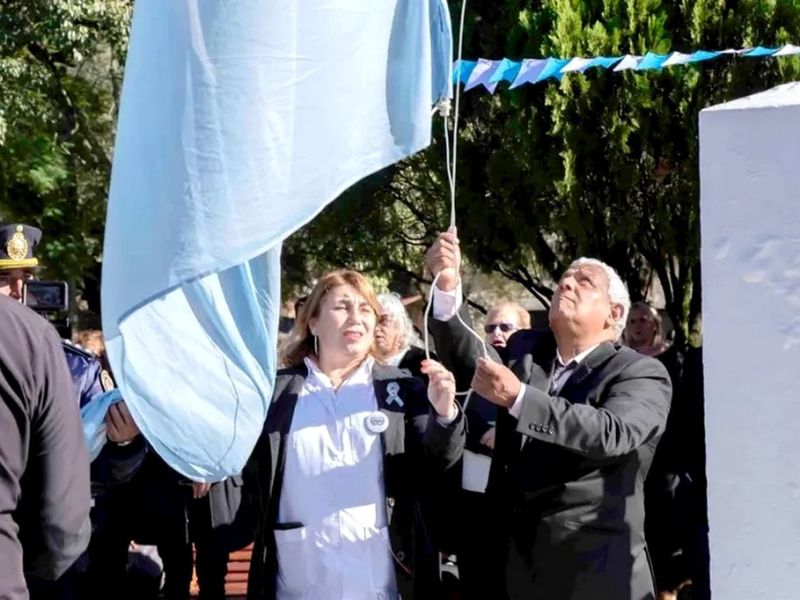 Acto por el aniversario de la Revolución de Mayo en Villa Domínguez