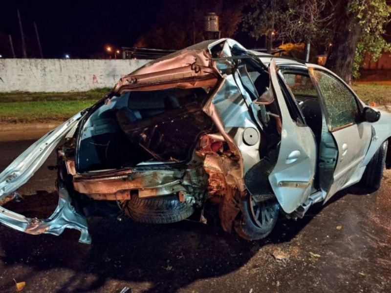 Auto despistó en una avenida de Concordia y debieron rescatar a los cuatro ocupantes