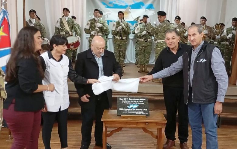 Homenaje a exalumnos veteranos de Malvinas en una escuela de Villaguay