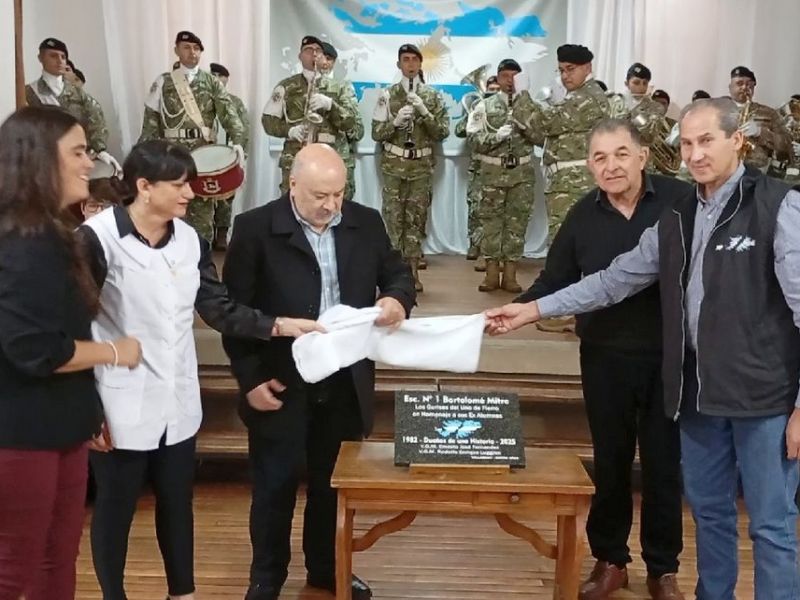 Homenaje a exalumnos veteranos de Malvinas en una escuela de Villaguay