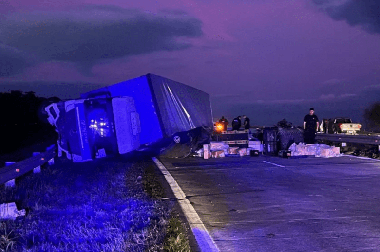 Circunvalación Oeste: ataque a piedrazos provocó el vuelco de un camión