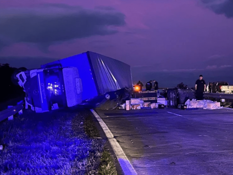 Circunvalación Oeste: ataque a piedrazos provocó el vuelco de un camión