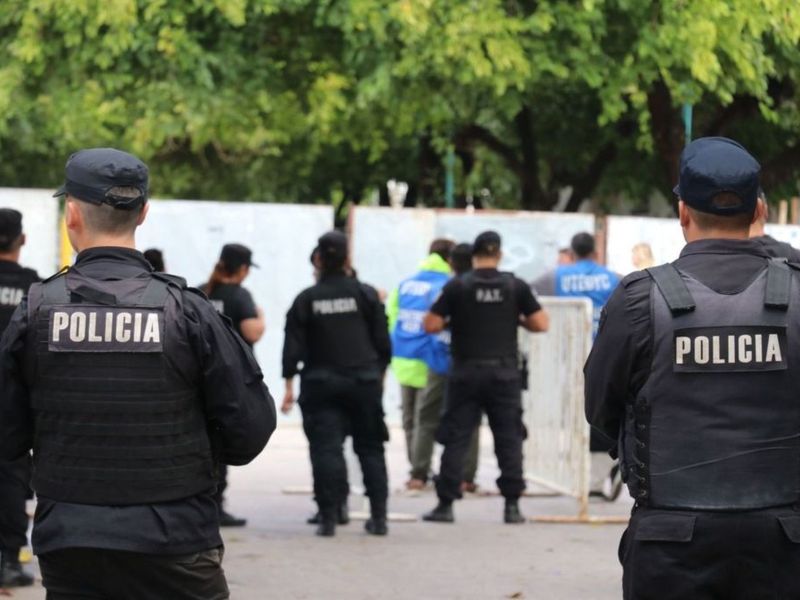 Rosario: detienen a 7 policías por golpear a dos personas demoradas en una comisaría