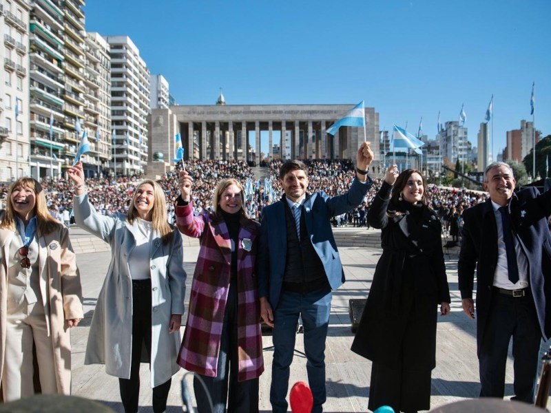Día de la Bandera: Pullaro insistió con que “los recursos del interior vuelvan en las obras que necesitamos”