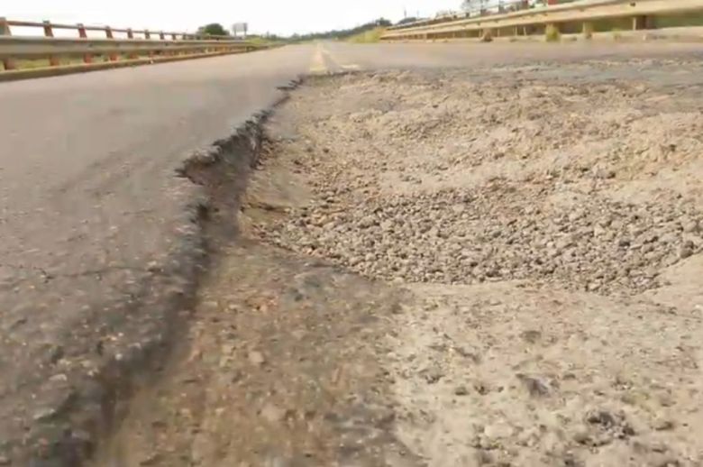 Un conductor alertó sobre un peligroso bache en la Ruta 11 después de sufrir el destrozo de llantas y cubiertas de su auto