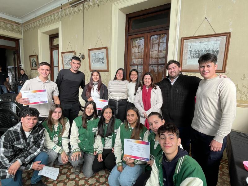 Jóvenes Sanjavierinos en la entrega de aportes del programa Eureka