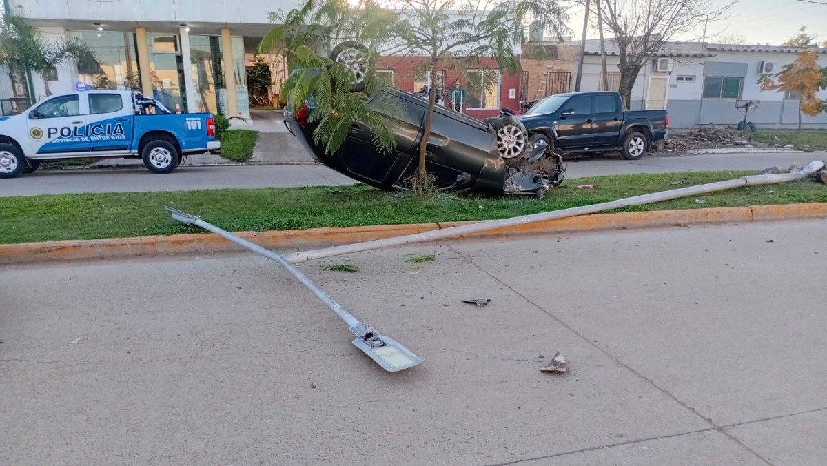 Susto en Chajarí: manejaba alcoholizado y volcó en una avenida