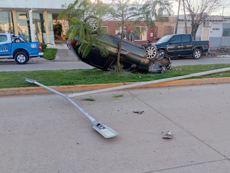 Susto en Chajarí: manejaba alcoholizado y volcó en una avenida