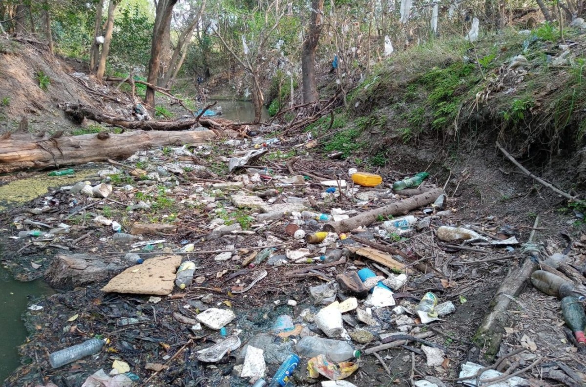 Vecinos piden que no rieguen calles de tierra con aguas contaminadas de los arroyos de Entre Ríos