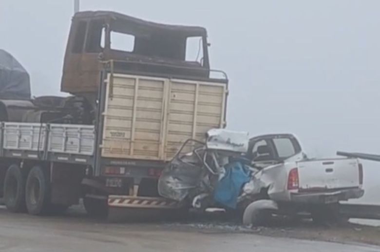 Accidente fatal en Federación: un hombre murió tras chocar su camioneta contra un camión