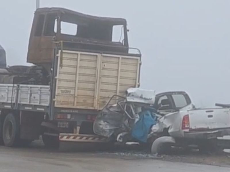 Accidente fatal en Federación: un hombre murió tras chocar su camioneta contra un camión