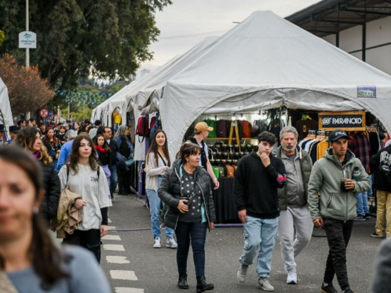 Paraná: se puso en marcha en la costanera la Feria de Emprendedores y Artesanos