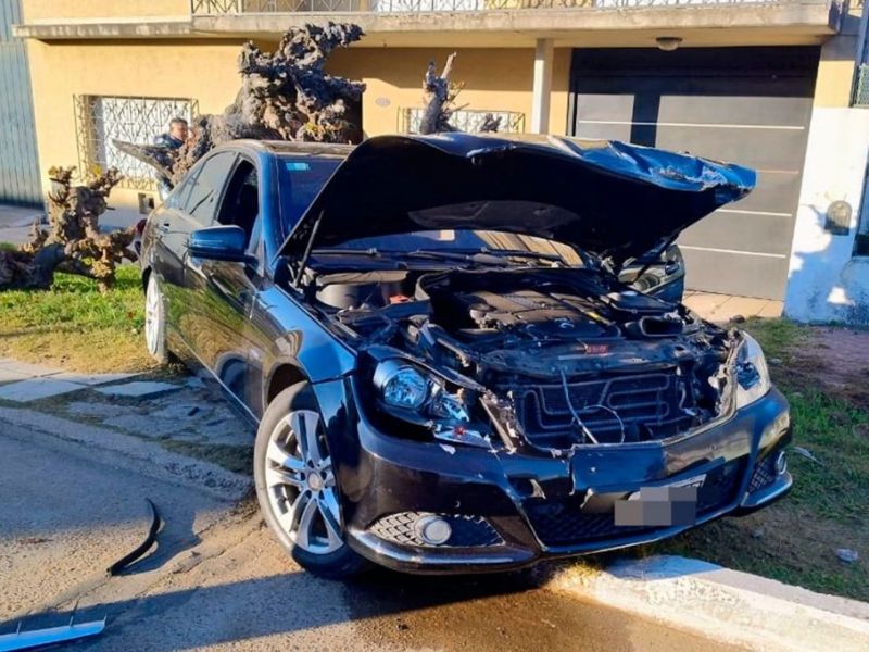Concordia: manejaba alcoholizado, chocó dos autos estacionados e impactó contra una columna