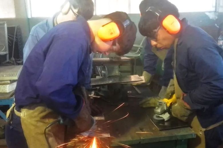 Colón: estudiantes de la escuela técnica fabrican salamandras que serán donadas a Cáritas